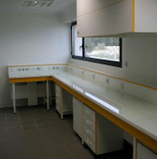 Aménagement de paillasses dans un laboratoire